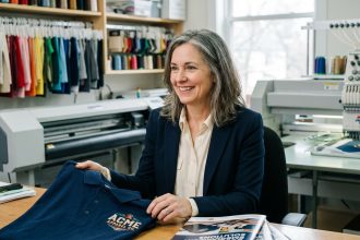 Femme souriante en tenue businesscasual examinant des brochures