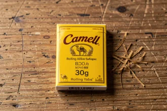 Paquet de tabac à rouler Camel 30g posé sur un comptoir en bois, vue de dessus
